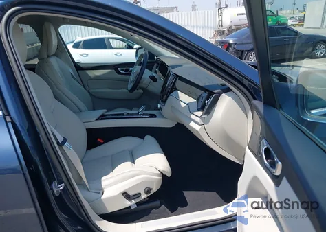 2023 Volvo Xc60 B5 Ultimate Bright Theme z USA, uszkodzony, nr VIN YV4L12DA8P1226720